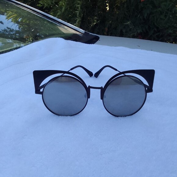 Bundle 2 luxury/vintage/high fashion/beautiful/quality sunglasses, brand new main image 10